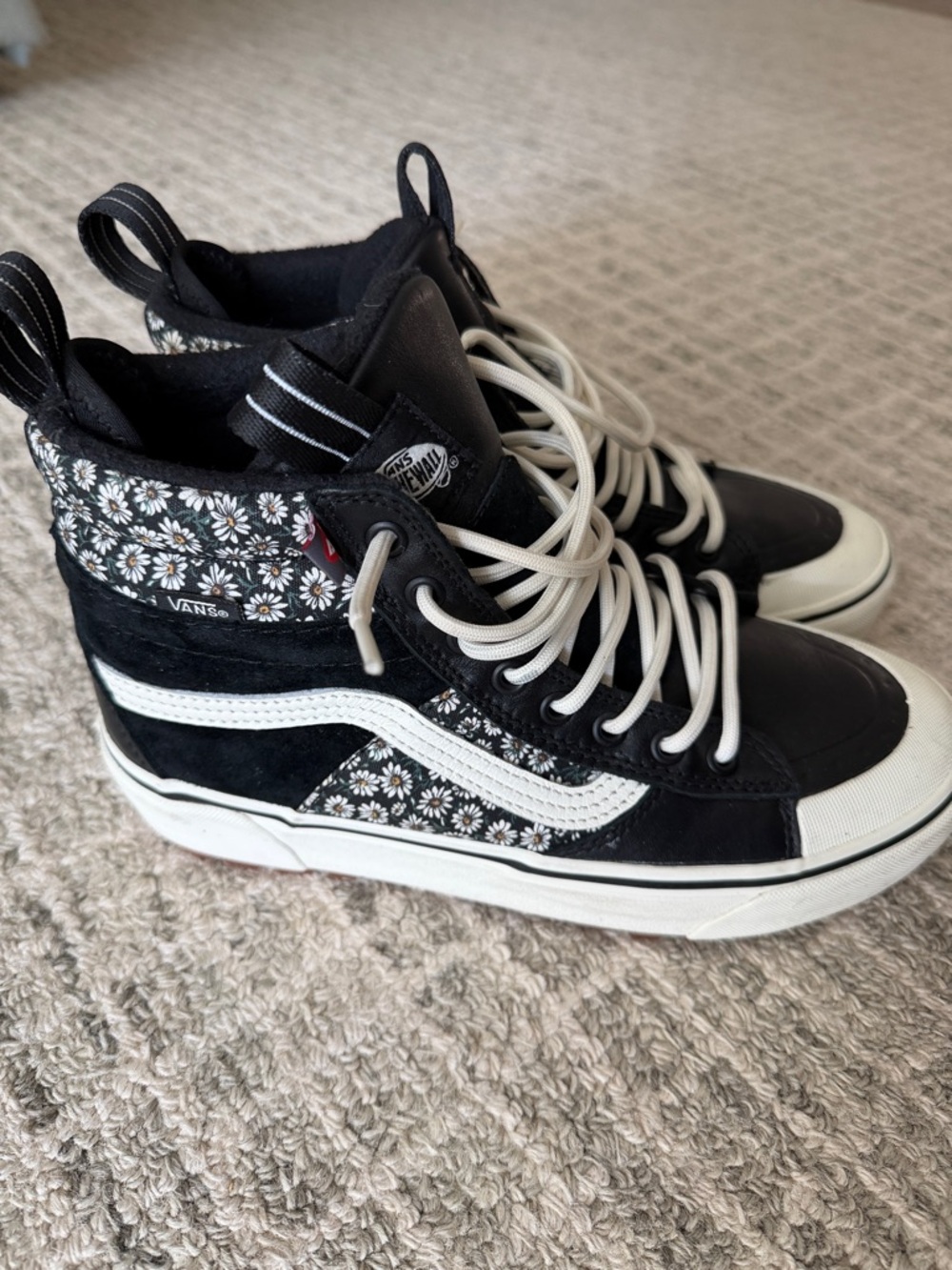 Vans MTE boots/sneakers in daisy print, black and white, size 8.5
